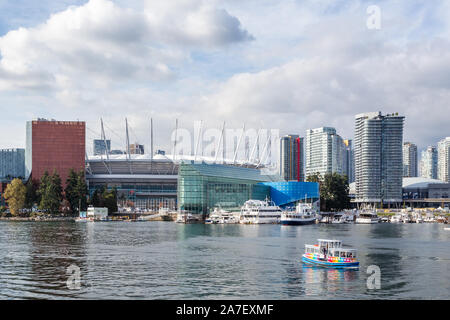 VANCOUVER, BC, KANADA - 21. SEPTEMBER 2019: Eine Stadtansicht von Downtown Vancouver und False Creek von der Promenade im Olympic Village mit dem Stockfoto