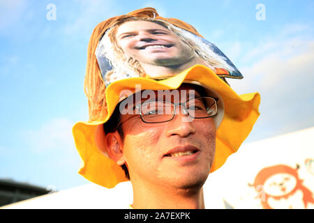 Ein Südafrika fan Zeigt seine Unterstützung mit Faf de Klerk hat vor der 2019 Rugby World Cup Finale von Yokohama Stadion. Stockfoto