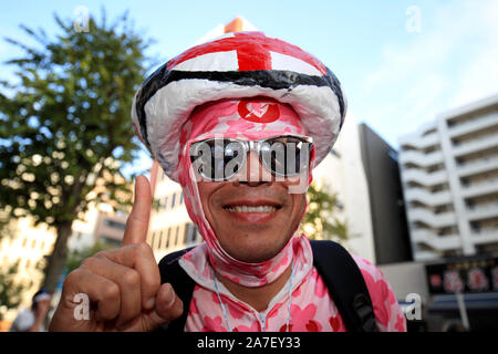 Ein England fan Zeigt seine Unterstützung vor der 2019 Rugby World Cup Finale von Yokohama Stadion. Stockfoto