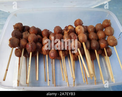 Wachtelei Satay mit typischen indonesischen Gewürzen in einer weißen Box Container Stockfoto