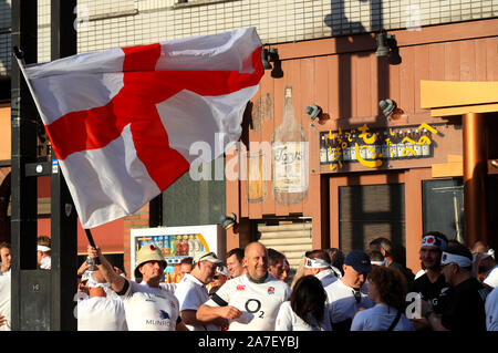 Ein England fan Zeigt seine Unterstützung vor der 2019 Rugby World Cup Finale von Yokohama Stadion. Stockfoto