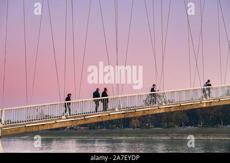 Personen, die Fußgängerbrücke in Osijek Stockfoto