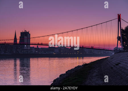 Osijek Sonnenuntergang, beleuchtete Fußgängerbrücke über den Fluss Drau Stockfoto