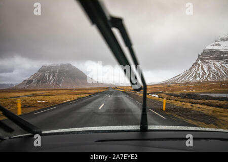 Drivind ein Auto an regnerischen Tag in Island Stockfoto