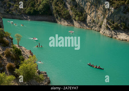 Kanus und Paddelboote am Eingang zum Canyon Verdon Lake Saint Croix Alpes de Haute Provence Frankreich Stockfoto