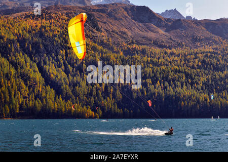 Berglandschaft mit einer Menge Kitesurfer und Windsurfer, die sich in einem See. Sie verwenden den Wind ihre Boards auf dem Wasser zu bewegen Stockfoto