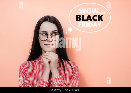 Online Shops und Zahlungen Rechnung. Schöne Freundin mit langen dunklen Haare, trägt eine Brille, hält die Hände unter dem Kinn trägt Hemd, sieht beiseite. Konzept Stockfoto