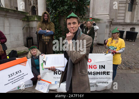 Freunde der Erde Aktivisten kommt eine Petition gegen fracking im Sherwood Forest von 250.000 Unterzeichnern an DEFRA signiert. London. 25. Janua Stockfoto