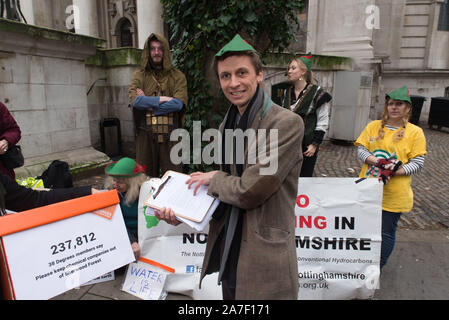 Freunde der Erde Aktivisten kommt eine Petition gegen fracking im Sherwood Forest von 250.000 Unterzeichnern an DEFRA signiert. London. 25. Janua Stockfoto