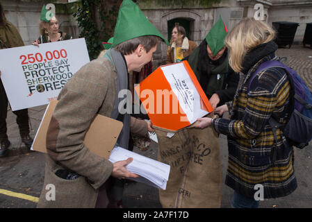 Freunde der Erde Aktivisten kommt eine Petition gegen fracking im Sherwood Forest von 250.000 Unterzeichnern an DEFRA signiert. London. 25. Janua Stockfoto