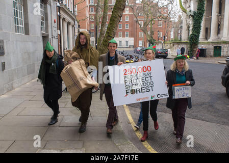 Freunde der Erde Aktivisten kommt eine Petition gegen fracking im Sherwood Forest von 250.000 Unterzeichnern an DEFRA signiert. London. 25. Janua Stockfoto