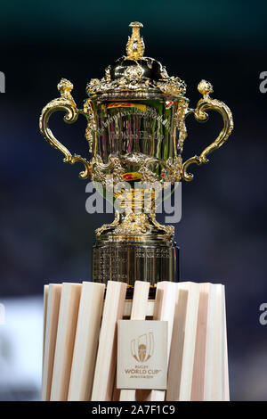 Die Webb Ellis Cup auf dem Display vor der 2019 Rugby World Cup Finale von Yokohama Stadion. Stockfoto