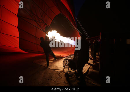 NEVSEHIR, Türkei - 24. AUGUST 2019: Heißluftballon in Kappadokien Täler Stockfoto