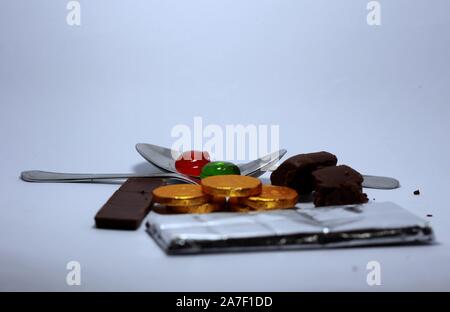 Verschiedene Arten von Schokolade in verschiedenen Farben und Gelee Schokolade Stockfoto