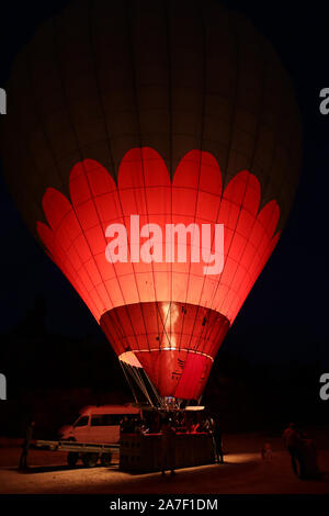 NEVSEHIR, Türkei - 24. AUGUST 2019: Heißluftballon in Kappadokien Täler Stockfoto