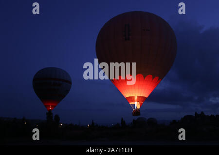 NEVSEHIR, Türkei - 24. AUGUST 2019: Heißluftballons in Kappadokien Täler Stockfoto
