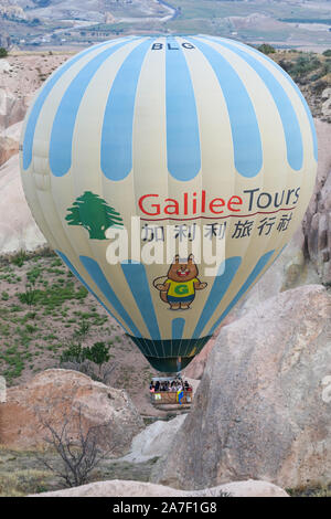 NEVSEHIR, Türkei - 24. AUGUST 2019: Heißluftballon in Kappadokien Täler Stockfoto