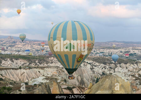 NEVSEHIR, Türkei - 24. AUGUST 2019: Heißluftballons in Kappadokien Täler Stockfoto