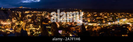 Panorama der Stadt Kappadokien Göreme und Burgfelsen von am Horizont in der Nacht. Lange Belichtung geschossen. Stockfoto