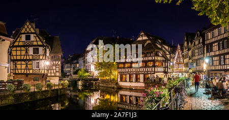 Panoramablick auf die Fachwerkhäuser auf dem Fluss Ill Kanal in der Nacht in der Petite France Viertels in Straßburg, Frankreich. Stockfoto