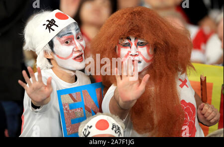 England Fans zeigt ihre Unterstützung im steht vor der 2019 Rugby World Cup Finale von Yokohama Stadion. Stockfoto