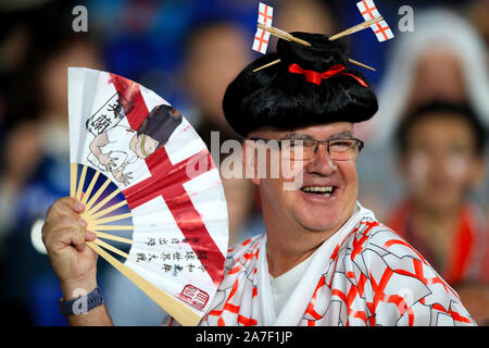 England Fans zeigt ihre Unterstützung im steht vor der 2019 Rugby World Cup Finale von Yokohama Stadion. Stockfoto