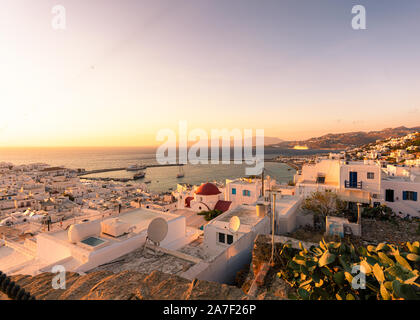 Schönen Sonnenuntergang über kleine Venedig mit neuen Hafen baden in goldenem Licht Mykonos, Griechenland Stockfoto