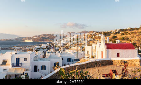 Schönen Sonnenuntergang über kleine Venedig mit weißen und blauen Gebäude baden in goldenem Licht Mykonos, Griechenland Stockfoto