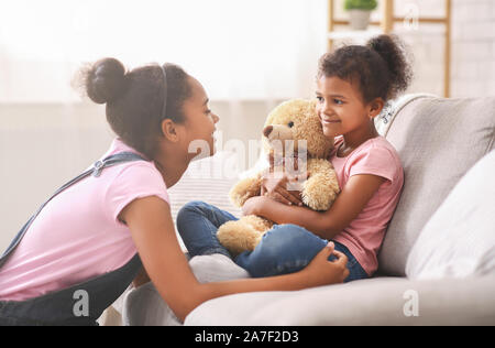 Schwarzes jugendlich Mädchen spielen mit ihrer kleinen Schwester zu Hause Stockfoto
