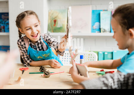 Naughty Schülerinnen Spaß an der Lehre und dem Spielen mit Spielzeug Stockfoto