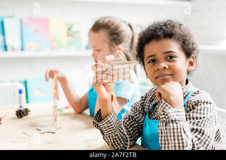 Fleißige afrikanische Knabe Holding handgefertigte Weihnachten sternförmigen Dekoration Stockfoto