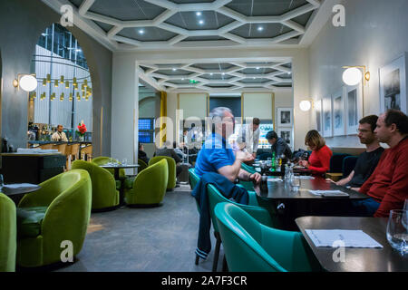 Paris, Frankreich, Roissy Airport mittlere Menschenmenge, Freunde, an Tischen im 'I Love Paris' von Guy Martin, Roissy-en-France - Restaurant French Bistro modernistische INNENARCHITEKTUR, Lichter modernes Interieur Bistrot Stockfoto