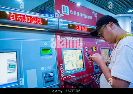 Shanghai, China, Porträt, Mann mit bargeldlosen Internet-Zahlungsautomaten in der chinesischen U-Bahn, Smart Phone-Zahlungen, digitale Währung, Pudong International Airport, WeChat, E-Ticket, Zug, Bildschirme, mobile Zahlungen Stockfoto