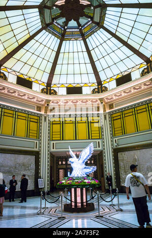 Shanghai, China, Menschen in der Lobby Fairmont Peace Hotel, Chinesisches Luxushotel, moderne Skulptur auf der Ausstellung, teurer Vintage, Hotelinterieur Stockfoto