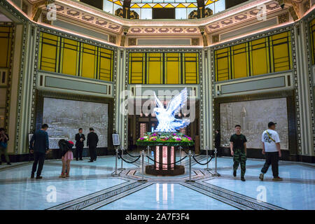 Shanghai, China, Menschen in der Lobby Fairmont Peace Hotel, Chinese Rich Luxury Hotel, Pudong, Hoteleinrichtung, Inneneinrichtung Vintage Stockfoto