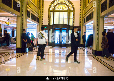 Shanghai, China, Menschen in der Vintage-Lobby, Fairmont Peace Hotel, Chinesisches Luxushotel, Eingang, Pudong, Hoteleinrichtung Stockfoto