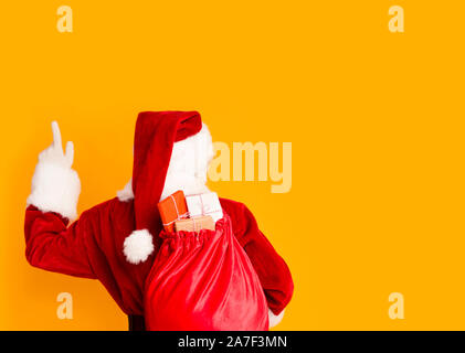 Santa Claus mit großen Sack der Weihnachtsgeschenke Stockfoto