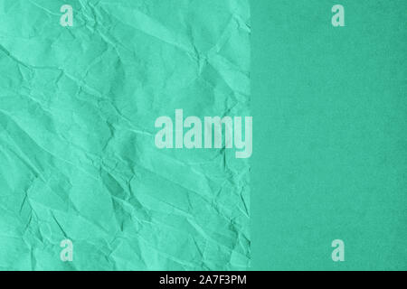 Zerknittert und Normalpapier Blätter aufgeteilt Erstellen der Partition. Trendigen Minze farbigen abstrakten Hintergrund Design. Flach, kopieren. Jahr Farbe conc Stockfoto