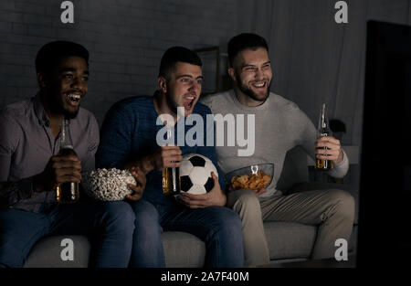 Diverse Männer, Fußball Match zu Hause Stockfoto