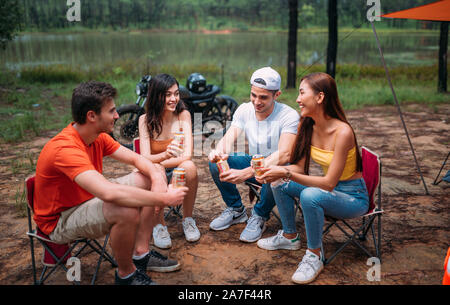 Gerne Zeit mit Freunden ein Picknick Party und Grillen am Wochenende Stockfoto