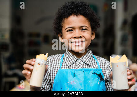 Mixed-race lächelnden Schuljungen Holding handgefertigte halloween Spielzeug Stockfoto