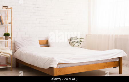 Komfortables Schlafzimmer mit Bett, leeren Raum Stockfoto