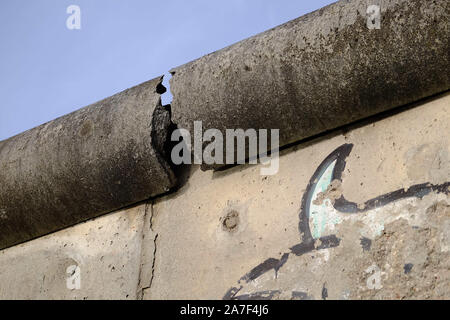 Berlin, Berlin, Deutschland. 1 Nov, 2019. Teil der restlichen 200 Meter der Berliner Mauer in der Niederkirchnerstraße in das Zentrum von Berlin. Die Berliner Mauer war massive Grenze komplex und wurde zu einem internationalen Symbol der Teilung Deutschlands nach dem Zweiten Weltkrieg und auch der Kalte Krieg zwischen Ost und West. 9. November 2019 wird der 30. Jahrestag der friedlichen 'fallen' Marke "9. November 1989. Kredite: Jan Scheunert/ZUMA Draht/Alamy leben Nachrichten Stockfoto