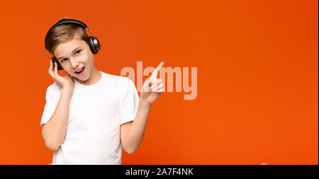 YTeen junge Genießen Sie großartigen Sound moderne kabellose Kopfhörer Stockfoto