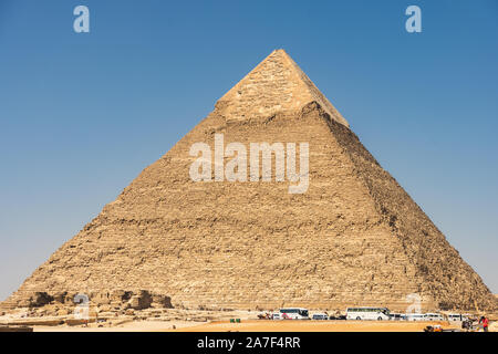 Touristische Busse in der Nähe der Pyramide des Khafre (auch als Khafra, Khefren) oder des Chephren, das zweithöchste und zweitgrößte der Alten Ägyptischen Pyra lesen Stockfoto