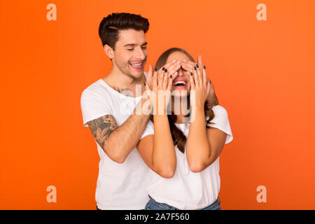 Guess Who! Von Guy schließen Freundin Augen, hinter dem Ständigen Stockfoto