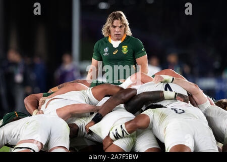 Yokohama, Japan. 2. Nov 2019. Faf de Klerk in Südafrika betrachtet die Scrum während des Rugby World Cup Finale zwischen England und Südafrika International Stadium Yokohama, Japan, am 2. November 2019. FLORENCIA TAN JUN/ESPA Credit: Europäische Sport Fotografische Agentur/Alamy leben Nachrichten Stockfoto