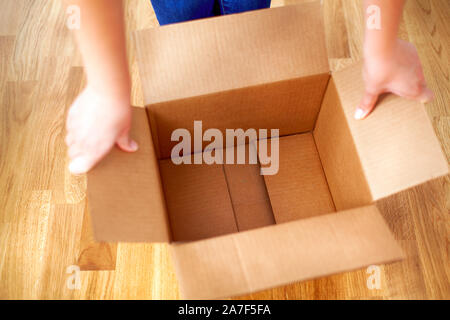 Frau Hände öffnet sich leeren Karton. Stockfoto