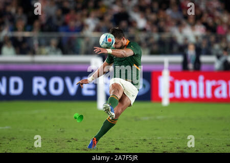 Yokohama, Japan. 2. Nov 2019. Handre Pollard von Südafrika kickt den Ball während der Rugby-WM-Finale zwischen England und Südafrika International Stadium Yokohama, Japan, am 2. November 2019. FLORENCIA TAN JUN/ESPA Credit: Europäische Sport Fotografische Agentur/Alamy leben Nachrichten Stockfoto