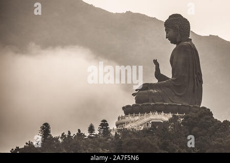 Tian Tan Buddha (auch "Giant Buddha) am Po Lin Kloster auf dem Berg auf der Insel Lantau Hong Kong Stockfoto